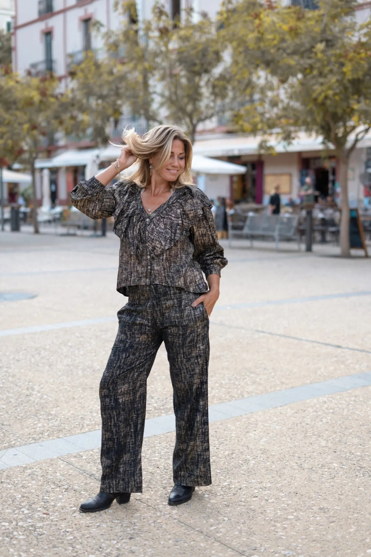 Blouse Ruffle Sparkle Black Gold